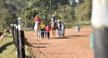 Alunos da Rede Municipal de Botucatu reiniciam atividades no Projeto de Equoterapia