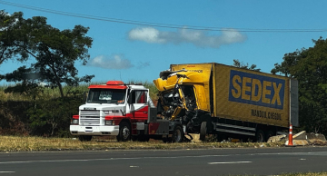 Caminhão dos Correios bate na traseira de outro veículo na Marechal Rondon Caminhão dos Correios bate na traseira de outro veículo na Marechal Rondon