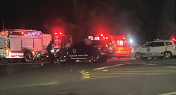 Motorista foge após atropelar moto com dois ocupantes na Gastão Dal Farra em Botucatu