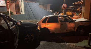 Motorista denuncia fuga de envolvidos em acidente na região central de Botucatu Motorista denuncia fuga de envolvidos em acidente na região central de Botucatu