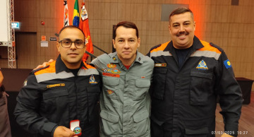 Defesa Civil de Botucatu recebe homenagem do Corpo de Bombeiros