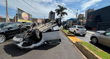 Carro atinge veículos e capota na Vital Brasil em Botucatu Carro atinge veículos e capota na Vital Brasil em Botucatu