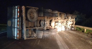 Caminhoneiro dorme ao volante e tomba caminhão na Castello Branco em Bofete