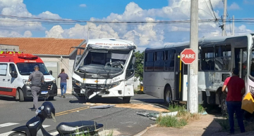 Colisão entre ônibus deixa feridos no bairro Bem-te-vi 2 em Botucatu