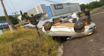 Carro capota após choque com caminhão na Rondon em Botucatu Carro capota após choque com caminhão na Rondon em Botucatu