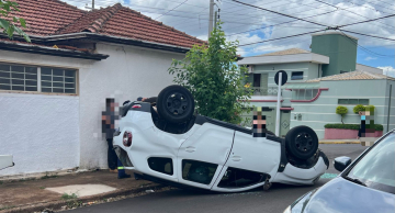 Carro capota em acidente no centro de Botucatu
