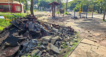 Obra paralisada na Praça Alexandre Fleming causa transtorno a moradores e comerciantes Obra paralisada na Praça Alexandre Fleming causa transtorno a moradores e comerciantes