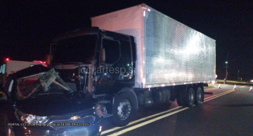 Acidente entre carro e caminhão deixa um morto na SP-255 em Pratânia