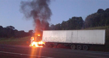 Carreta pega fogo na Castello Branco em Itatinga