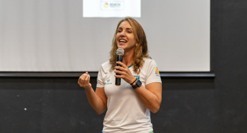 Professora de Botucatu ganha destaque nacional na formação de profissionais de beach tennis