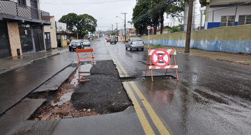 Obra da Prefeitura deixa enorme recorte no asfalto em via de grande movimento em Botucatu