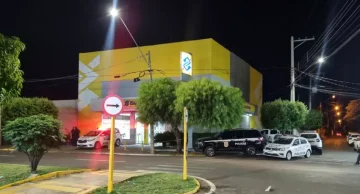 Quadrilha invade agência bancária e leva malotes com dinheiro em Bauru Quadrilha invade agência bancária e leva malotes com dinheiro em Bauru