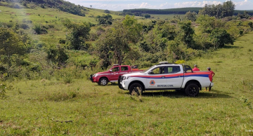 Equipes fazem buscas por piloto de paraglider que caiu em área de mata em Botucatu