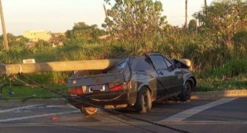 Carro fica destruído após derrubar poste em Rubião Junior