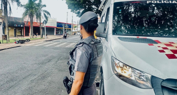 Motoqueiro tenta fugir de bloqueio da PM e atropela idoso no centro de Botucatu