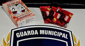 Casal é preso após furtar chocolates e shampoo em farmácia no centro de Botucatu