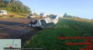 Colisão frontal seguida de capotamento deixa vítima em estado grave e outros feridos na SP-255 Colisão frontal seguida de capotamento deixa vítima em estado grave e outros feridos na SP-255
