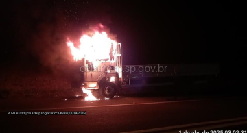 Caminhão pega fogo na Rodovia Castello Branco, em Itatinga Caminhão pega fogo na Rodovia Castello Branco, em Itatinga