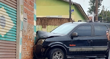 Condutor é socorrido após acidente na região da Vila Antártica em Botucatu Condutor é socorrido após acidente na região da Vila Antártica em Botucatu