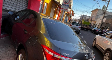 Condutor perde controle e carro atinge porta de lanchonete em Botucatu Condutor perde controle e carro atinge porta de lanchonete em Botucatu