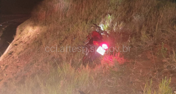 Motociclista morre após colidir contra barranco de rodovia em Botucatu