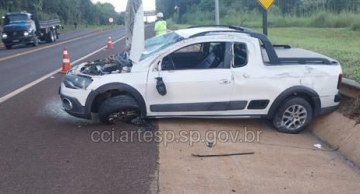 Carro capota após colisão com ônibus na SP-255 em Botucatu