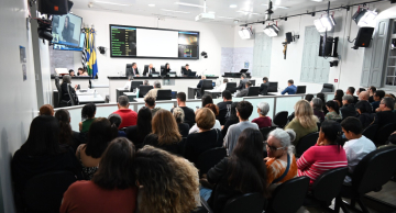 Em sessão tumultuada, Câmara aprova reajuste dos servidores municipais de Botucatu