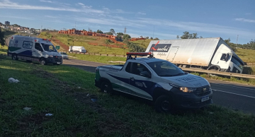 Caminhão-baú tomba na Rondon em Botucatu Caminhão-baú tomba na Rondon em Botucatu