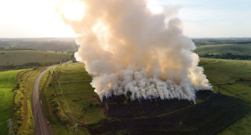 Três pessoas são detidas após grande incêndio às margens da Cachoeira da Marta em Botucatu