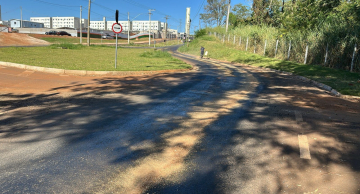 Veículo derrama óleo entre a Alcides Soares e Avenida Conde de Serra Negra em Botucatu Veículo derrama óleo entre a Alcides Soares e Avenida Conde de Serra Negra em Botucatu