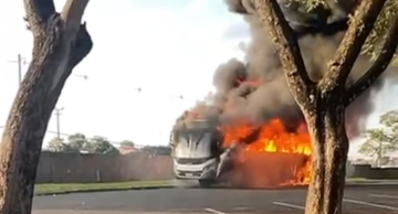 Ônibus pega fogo dentro do campus da Unesp em Rubião Júnior Ônibus pega fogo dentro do campus da Unesp em Rubião Júnior