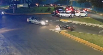 Acidente entre carro e moto deixa motociclista ferida na Dante Delmanto; veja vídeo Acidente entre carro e moto deixa motociclista ferida na Dante Delmanto; veja vídeo
