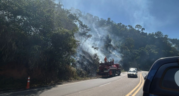 Incêndio atinge trecho da Serra de Botucatu e mobiliza forças de combate Incêndio atinge trecho da Serra de Botucatu e mobiliza forças de combate