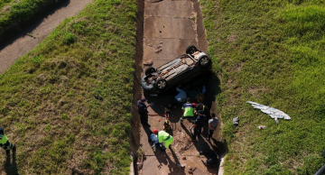 Carro capota e cai de alça de acesso na Rondon em Botucatu