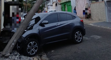 Motorista perde controle e carro bate em poste em Botucatu
