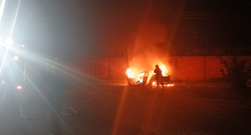 Carro pega fogo após colisão com poste no Jardim Paraíso, em Botucatu Carro pega fogo após colisão com poste no Jardim Paraíso, em Botucatu