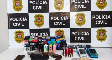 Polícia Civil de Botucatu apreende arma de fogo e 68 cigarros eletrônicos durante operação contra o tráfico Polícia Civil de Botucatu apreende arma de fogo e 68 cigarros eletrônicos durante operação contra o tráfico