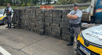 Mais de 2 toneladas de drogas são apreendidas pela Polícia Rodoviária no interior de SP Mais de 2 toneladas de drogas são apreendidas pela Polícia Rodoviária no interior de SP