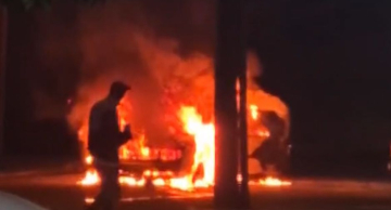 Carro pega fogo ao lado do Ginásio Municipal em Botucatu Carro pega fogo ao lado do Ginásio Municipal em Botucatu