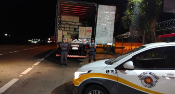 Polícia Rodoviária apreende carga de cigarros contrabandeados escondida em caminhão na Castello Branco Polícia Rodoviária apreende carga de cigarros contrabandeados escondida em caminhão na Castello Branco