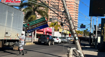Caminhão se choca com placa e danifica poste na Vital Brasil em Botucatu