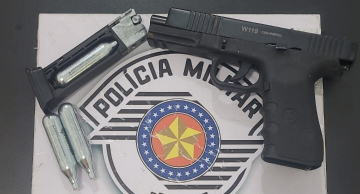 PM prende homem com simulacro de arma após denúncia de briga no trânsito em Botucatu PM prende homem com simulacro de arma após denúncia de briga no trânsito em Botucatu