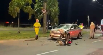 Carro e moto batem violentamente na frente do Shopping em Botucatu
