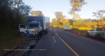 Acidente entre caminhão e caminhonete do DER interdita SP-255 em Pratânia Acidente entre caminhão e caminhonete do DER interdita SP-255 em Pratânia