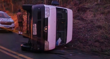 Van da Prefeitura de Botucatu é furtada e capota em estrada rural de Pardinho Van da Prefeitura de Botucatu é furtada e capota em estrada rural de Pardinho