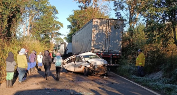 Acidente entre carro e caminhões interdita Rodovia Eduardo Zucari em Botucatu