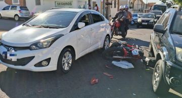 Motociclista fica ferido após ser prensado entre dois veículos no centro de Botucatu