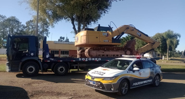 Polícia Rodoviária recupera escavadeira furtada no Paraná durante patrulhamento