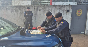 Jovem de 19 anos tenta subornar GCMs após ser preso por tráfico em Botucatu