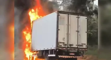 Caminhão pega fogo na Marechal Rondon em Agudos Caminhão pega fogo na Marechal Rondon em Agudos